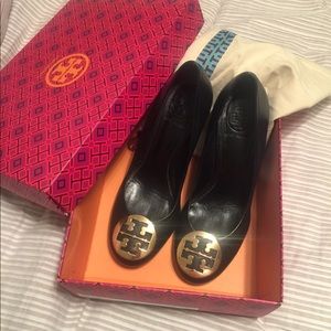 Tory Burch Sophie Wedge Leather (metal logo)